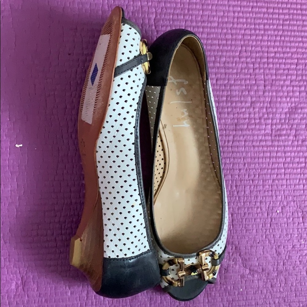 Peep toe kitten heel
